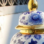 long teng Blue and White Porcelain Ginger Jar Gold Chinese Ceramic Vase with Lid Traditional Chinoiserie Temple Jar Floral Decorative Vase Ming Style for Home Centerpiece Decoration Size : Small
